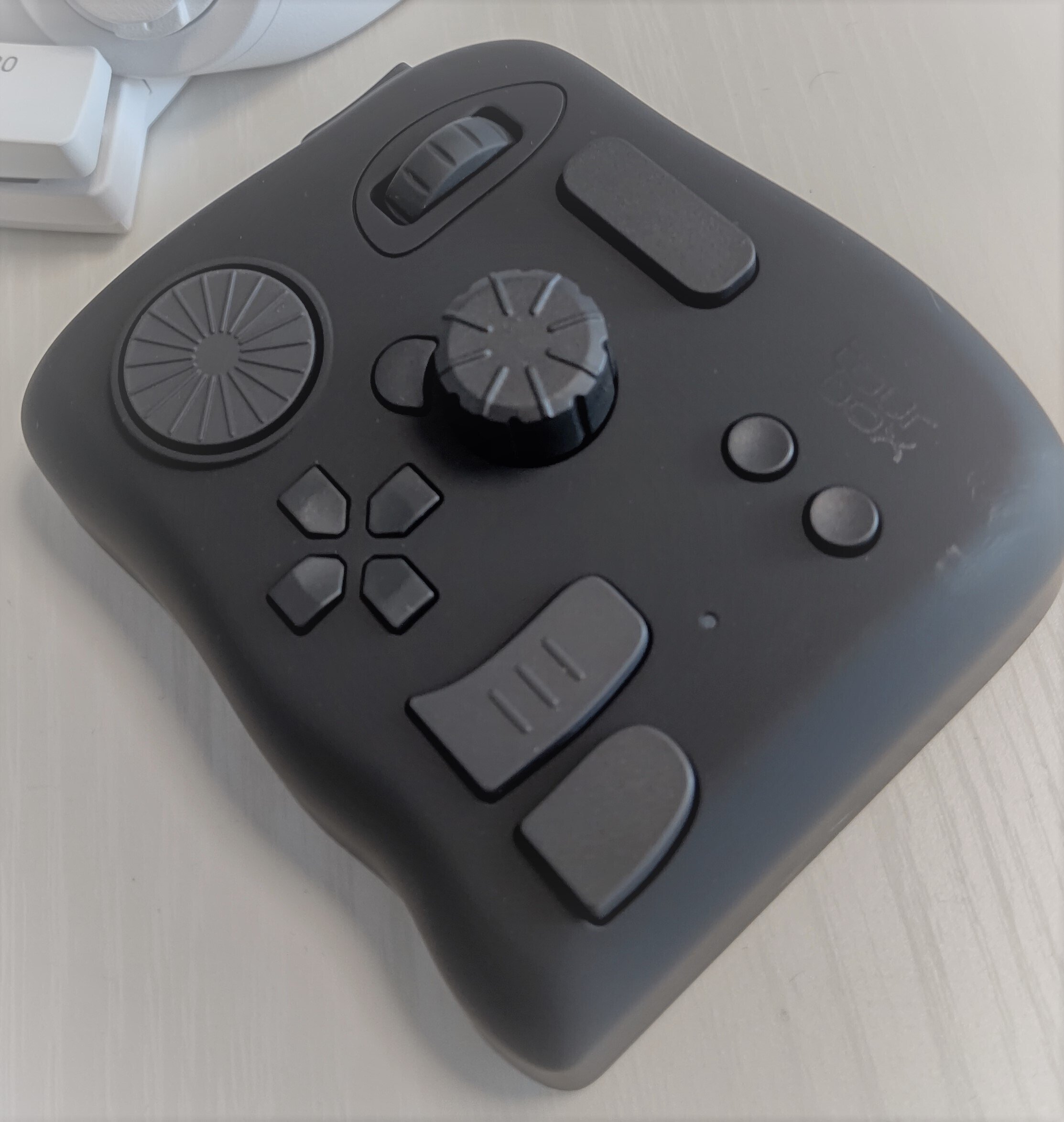 クリエイター文化から登場した片手デバイスの決定版TourBox Eliteが