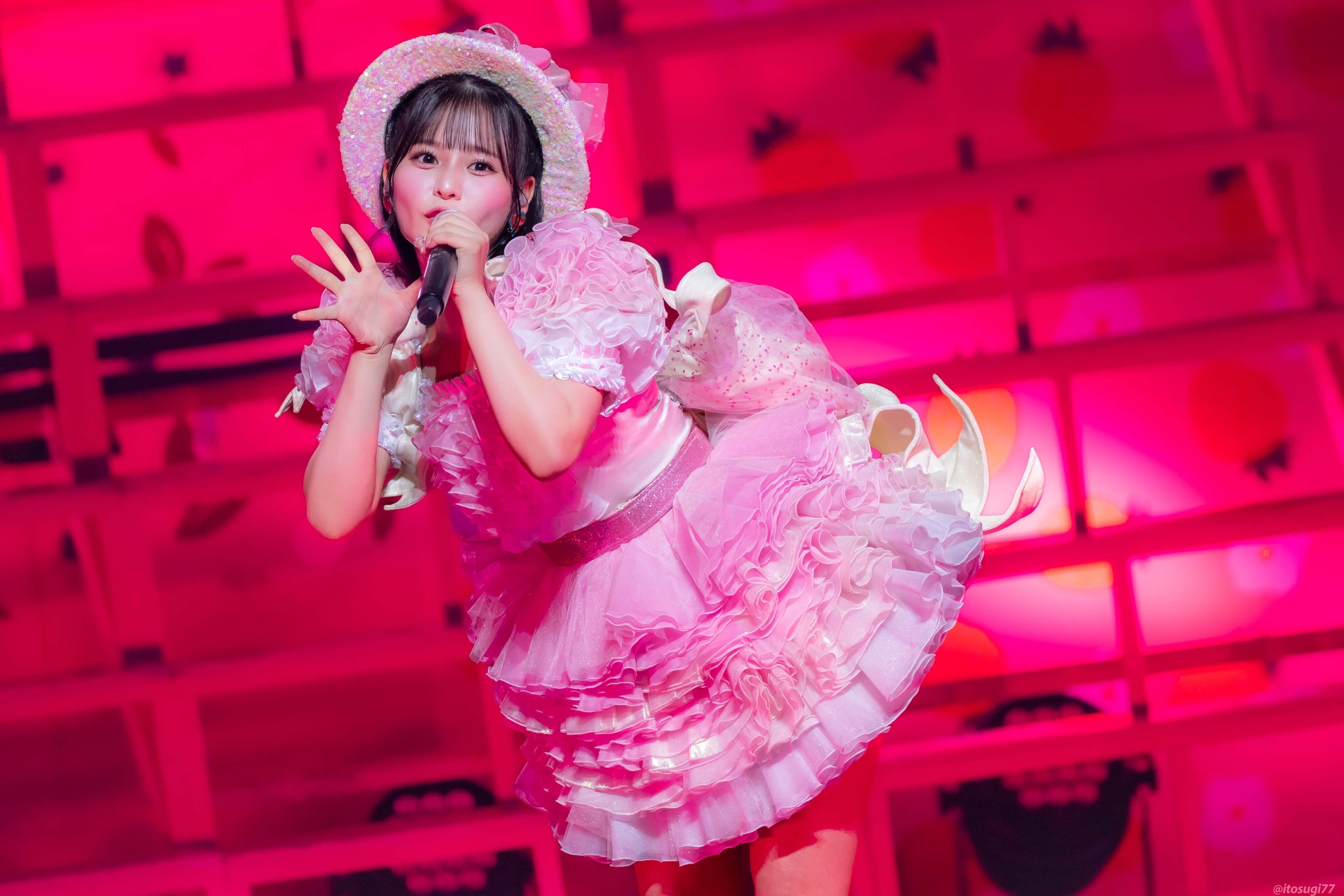 天性のアイドル齊藤なぎさと卒業ドレス｜茅野しのぶ