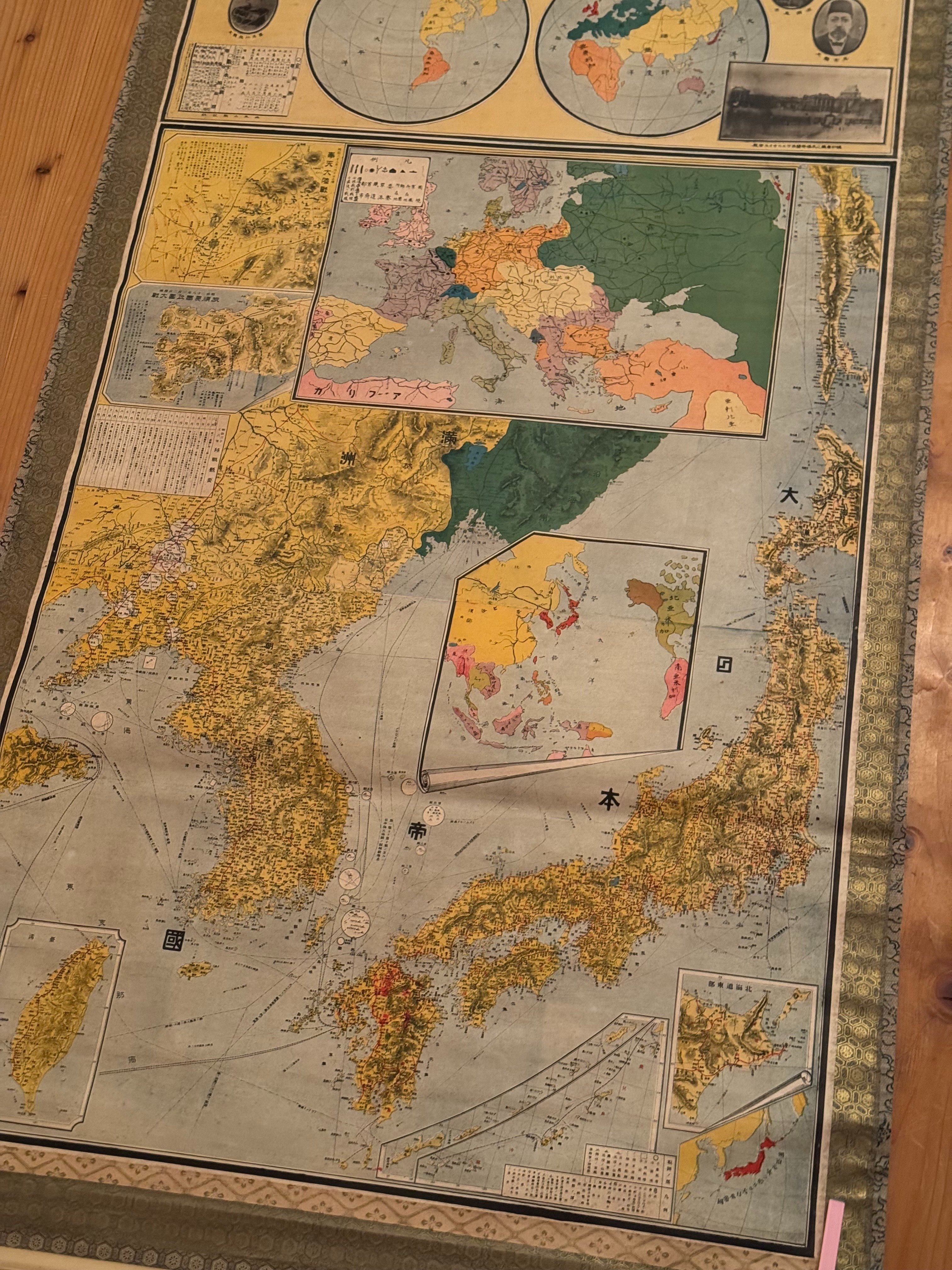 特大の「世界大戦記念地図」は拡張政策をよく現しつつ、無関係の対中