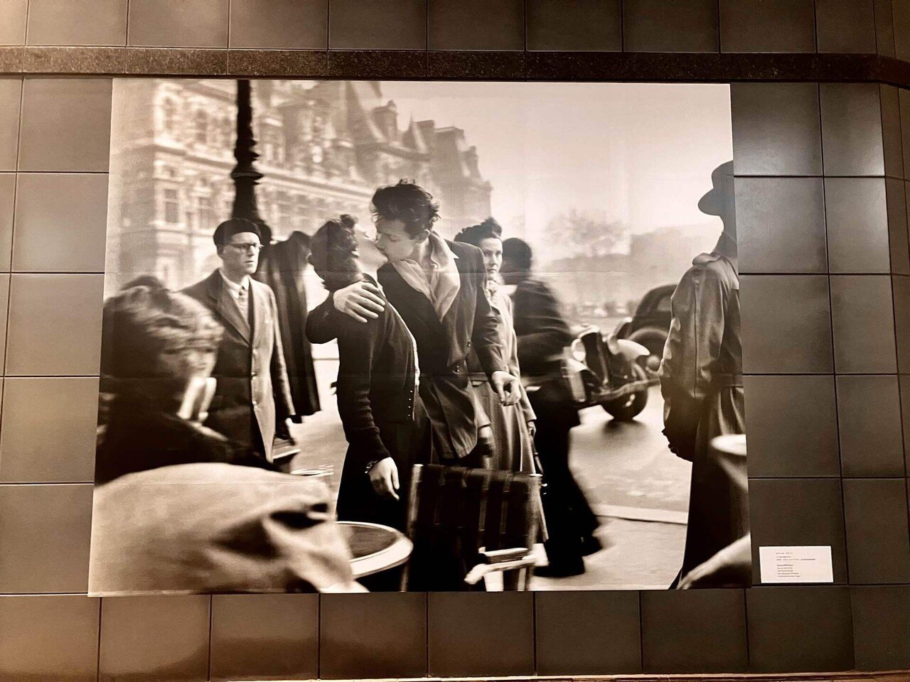 演出された一瞬の永遠──ロベール・ドアノー《パリ市庁舎前のキス》の