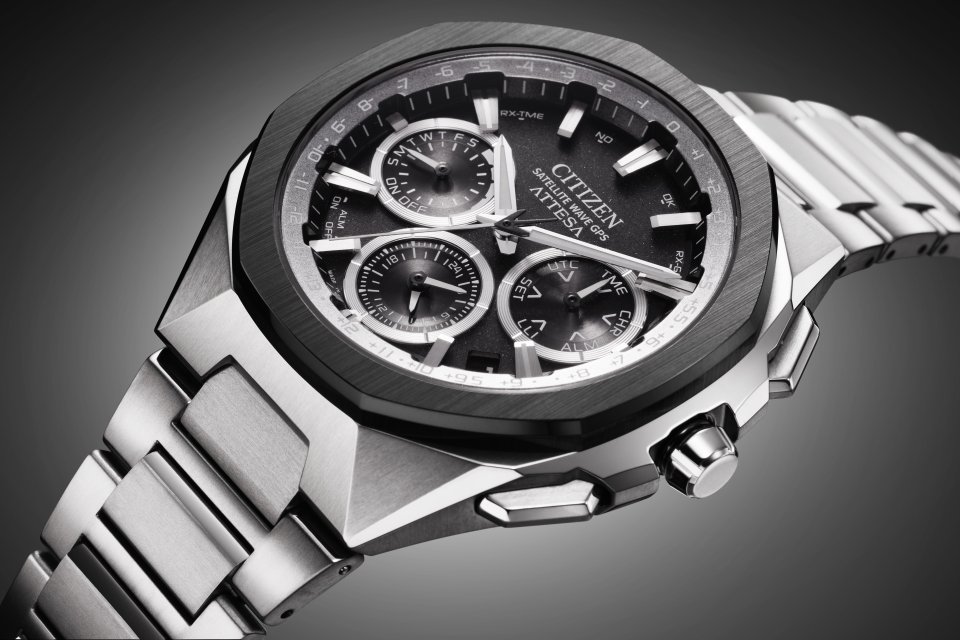 シチズンアテッサ』初、ベゼルにセラミックス素材を採用した光発電エコ