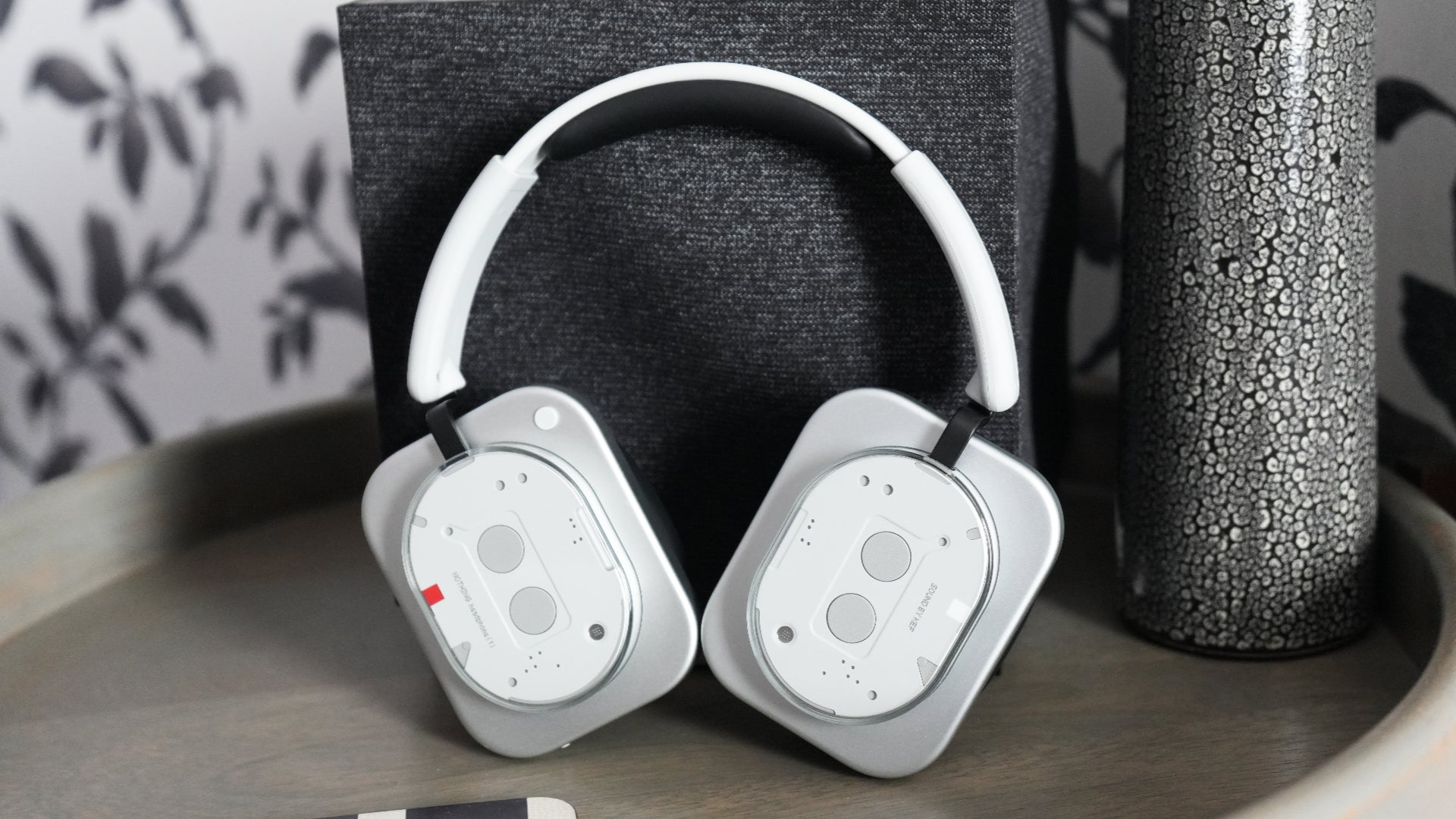 Nothing-Headphone-(1)-4.jpg?