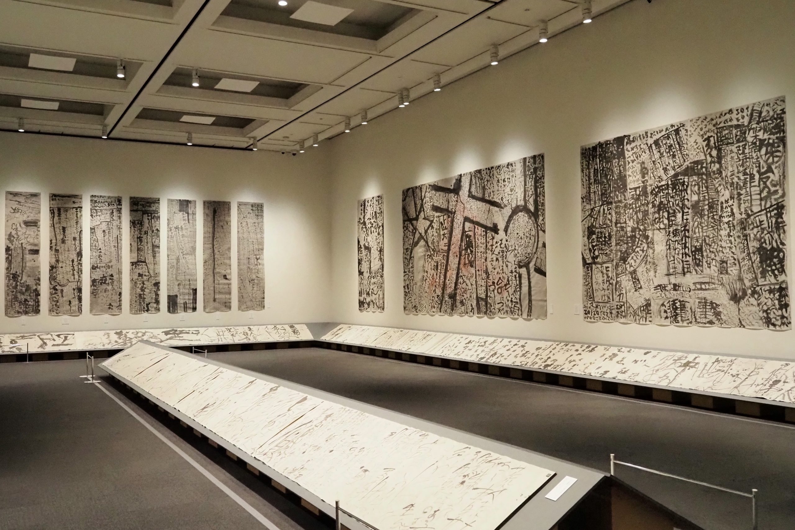 言葉と格闘する書家が紙に刻んだ、思索の歩み「石川九楊大全」後期