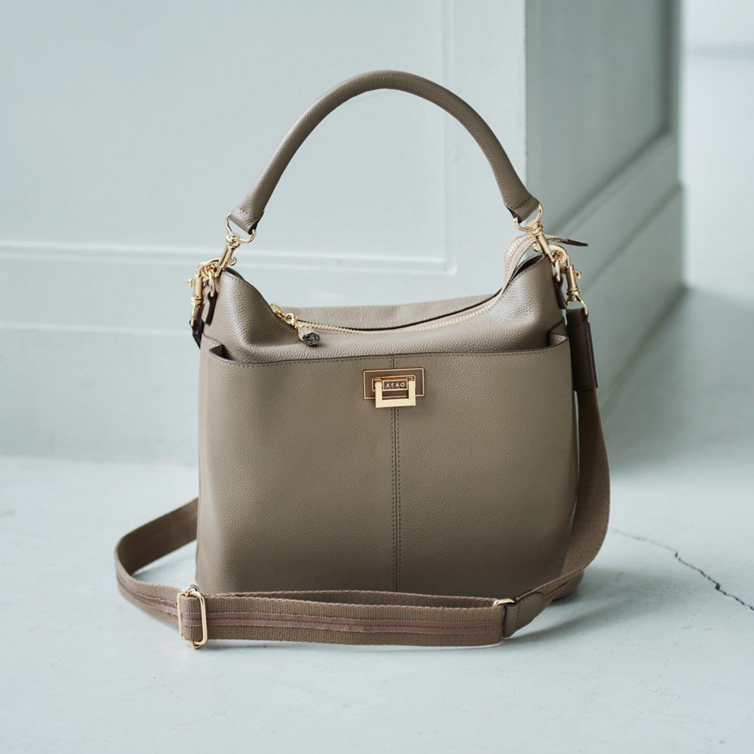 ショルダーバッグは大きめが便利！ショルダーバッグのおすすめの素材や