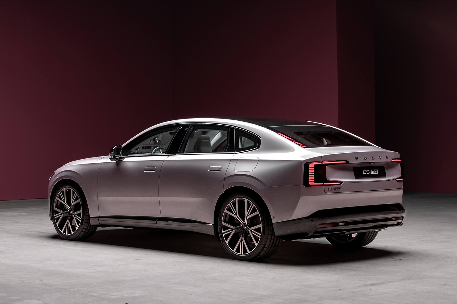 航続距離は700km！実用的でエレガントなボルボの新型EVセダン「ES90」 | AQ