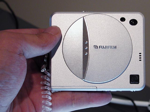 富士フイルム、MP3を4時間再生できるデジタルカメラ