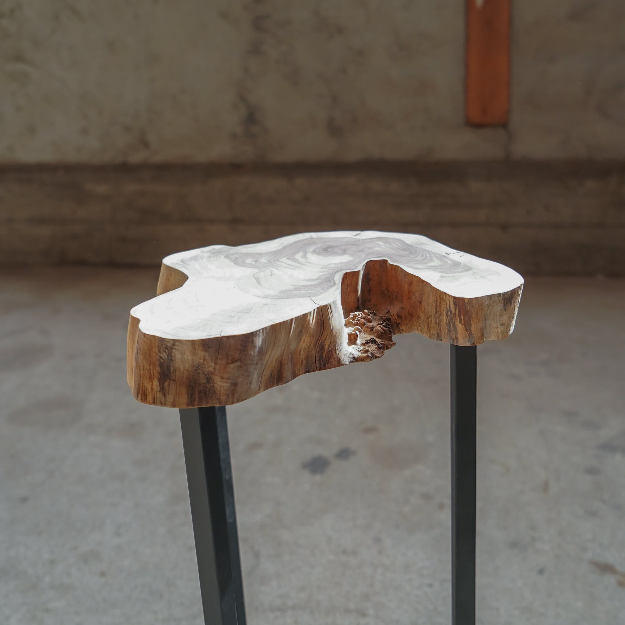 カイヅカイブキ一枚板サイドテーブル、ナイトテーブル、コーヒー