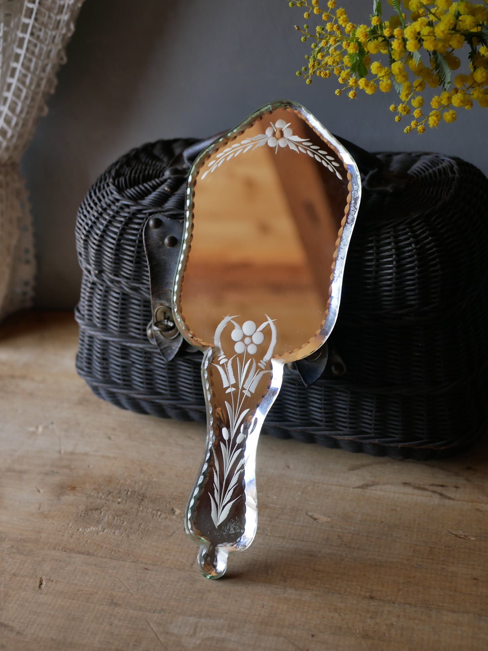 面取りガラス 手鏡 ミラー フランスヴィンテージ アンティークのある