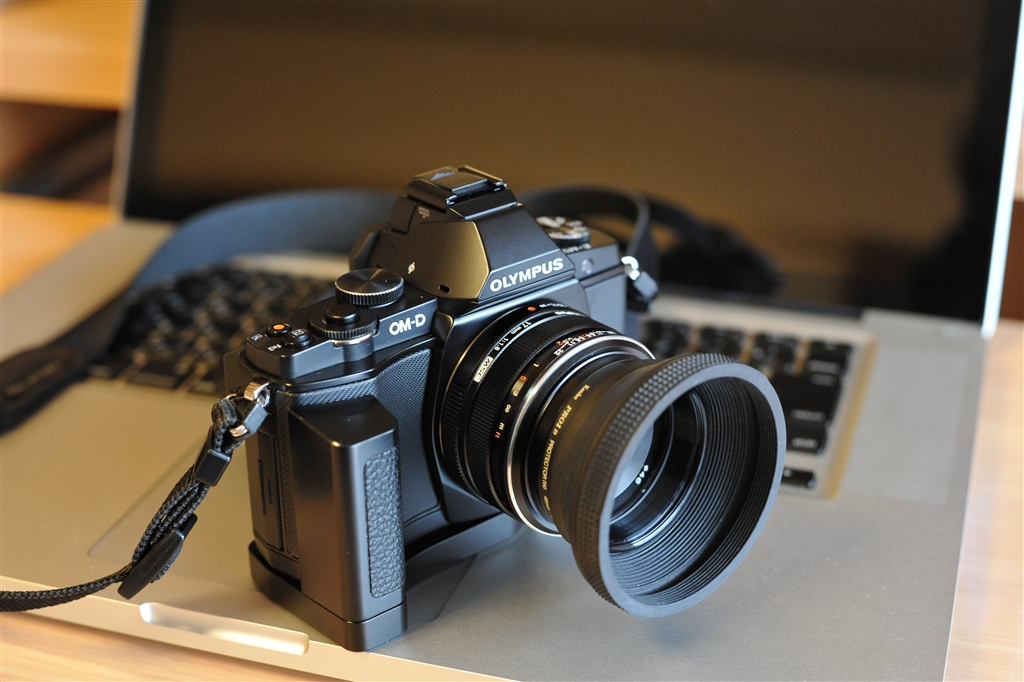 価格.com - 『ラバーフード』オリンパス M.ZUIKO DIGITAL 17mm F1.8 白