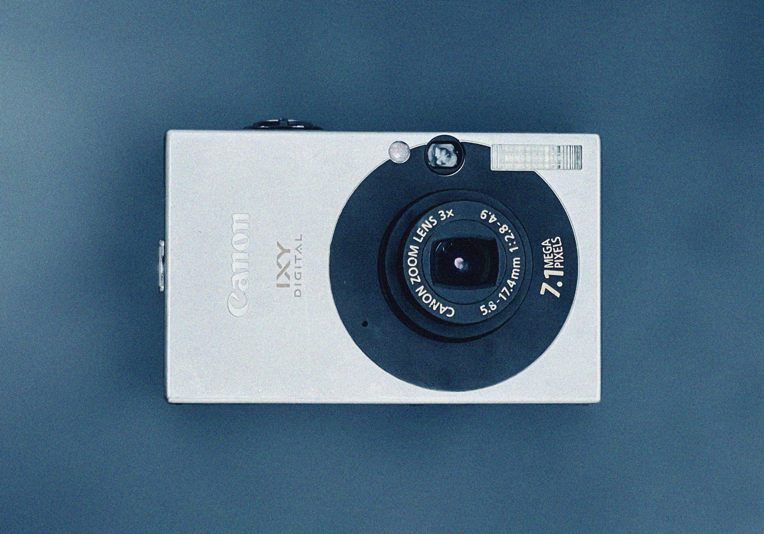 カメラ / レンズ越しのタイムトラベル。新しい視点をオールドコンデジ