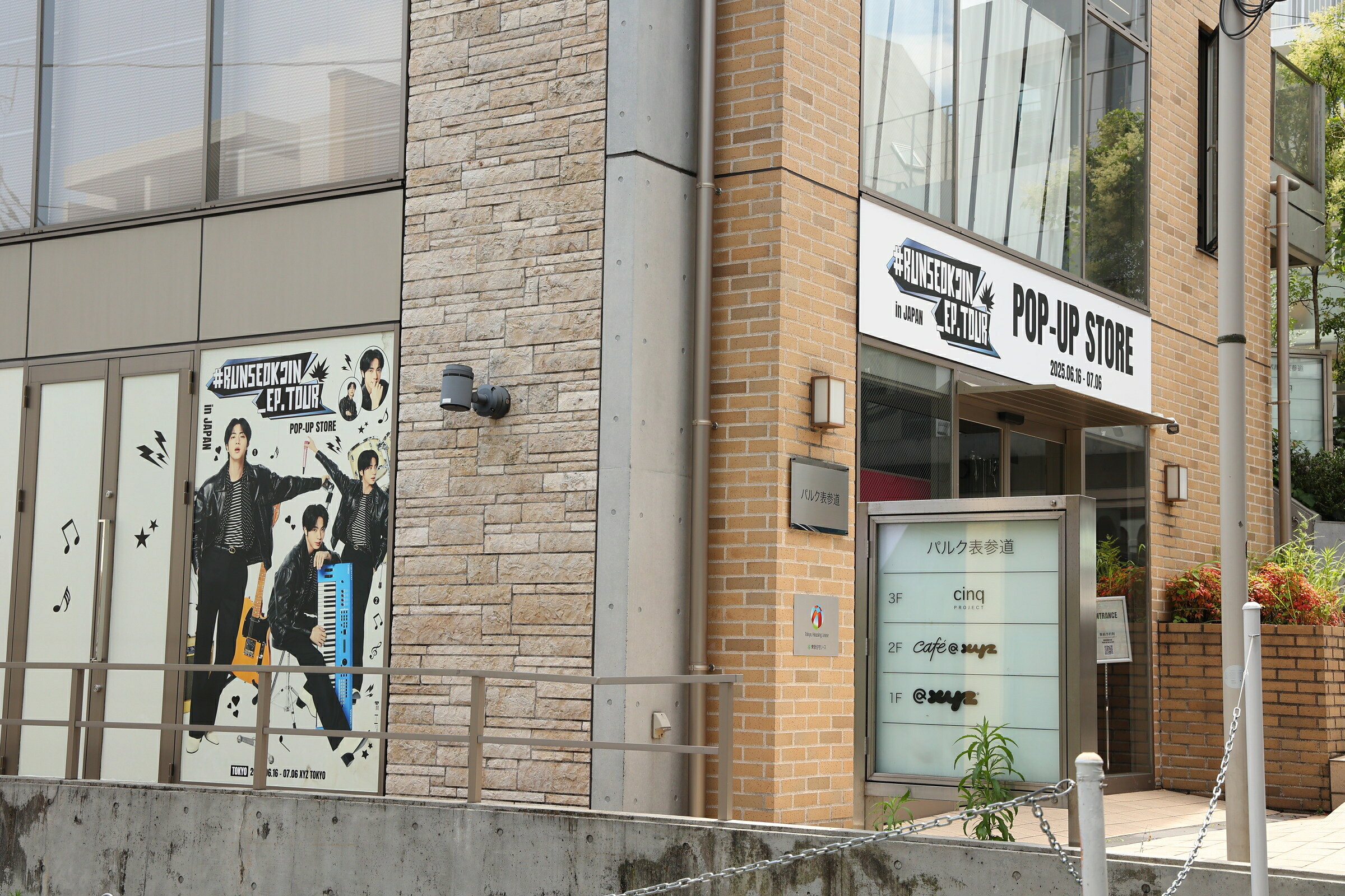 BTS JINのポップアップストアをレポート！ 等身大パネル、実寸“JIN