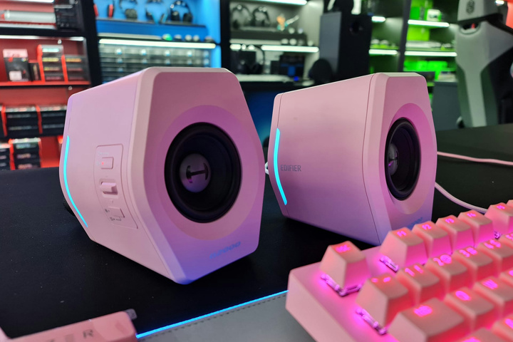 EDIFIER、何気に稀少なピンク一色のゲーミングPCスピーカー『G2000