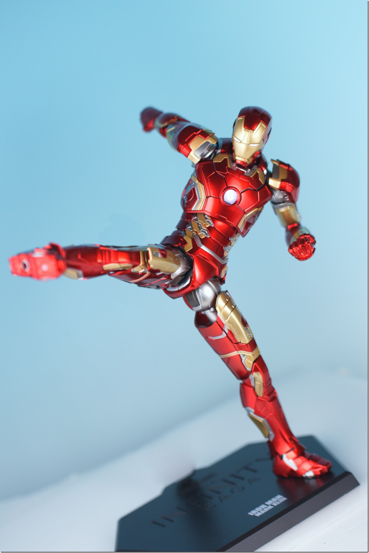 THREEZERO インフィニティ サーガ 1/12スケール DLX アイアンマン