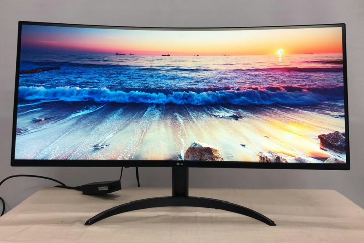 LG、価格据え置きでスタンド強化＆スピーカー搭載の34インチ VA UWQHD