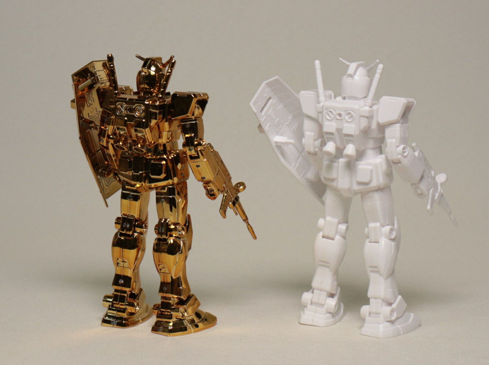 NT限定 1/144 FIRST GRADE RX-78-2 ガンダム -ゴールドバージョン-の素