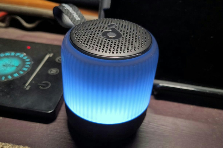 Anker、本体の半分以上が派手に光るイルミネーションLEDを搭載したミニ