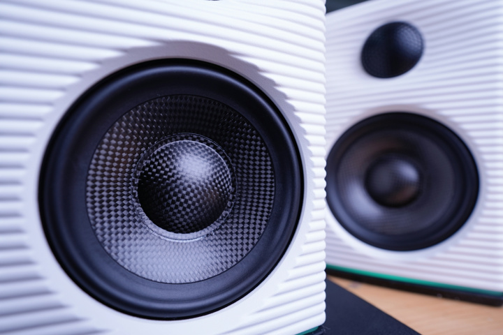 FiiO、日本発売が決まったHi-Fiデスクトップスピーカーのホワイト