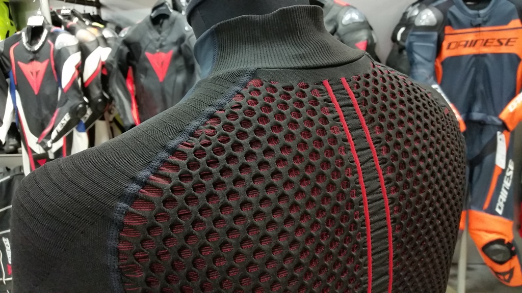 寒さに打ち勝つならインナーから『D-CORE NO WIND THERMO TEE LS』