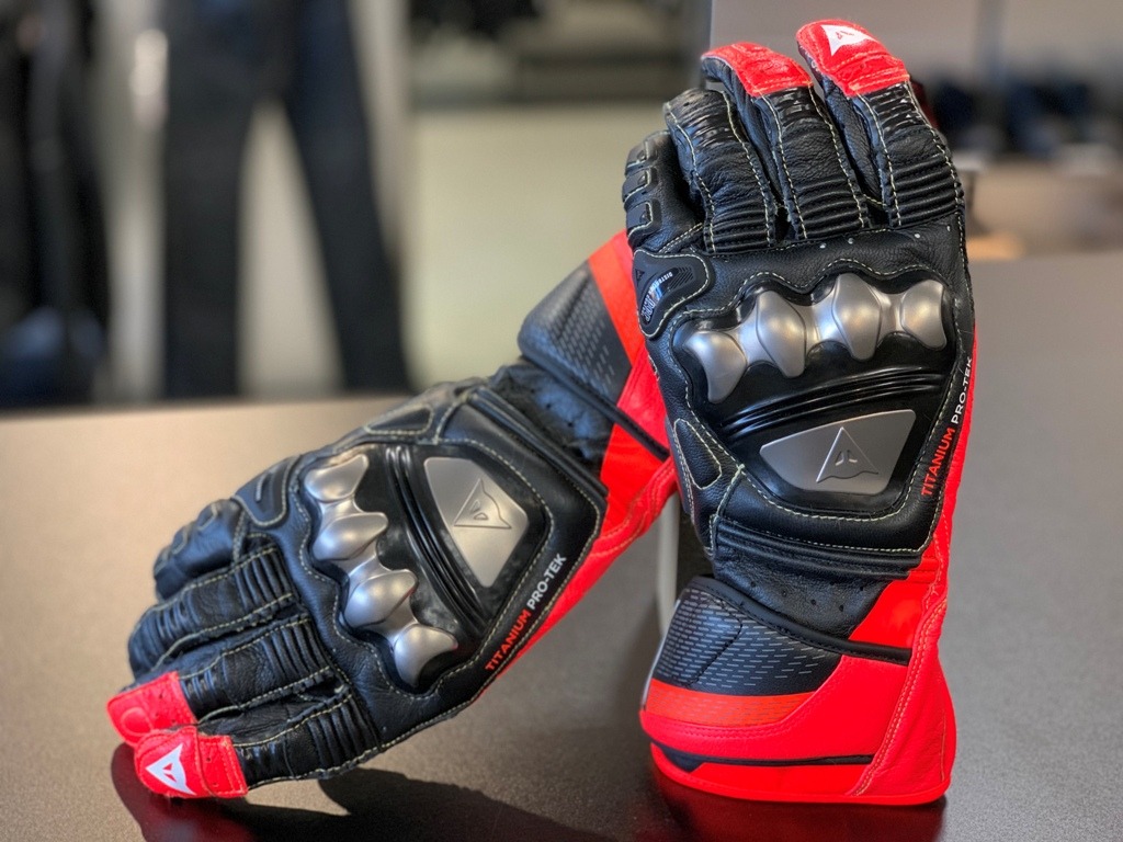 新しいデザインとなったダイネーゼ最高峰のレーシンググローブ【FULL