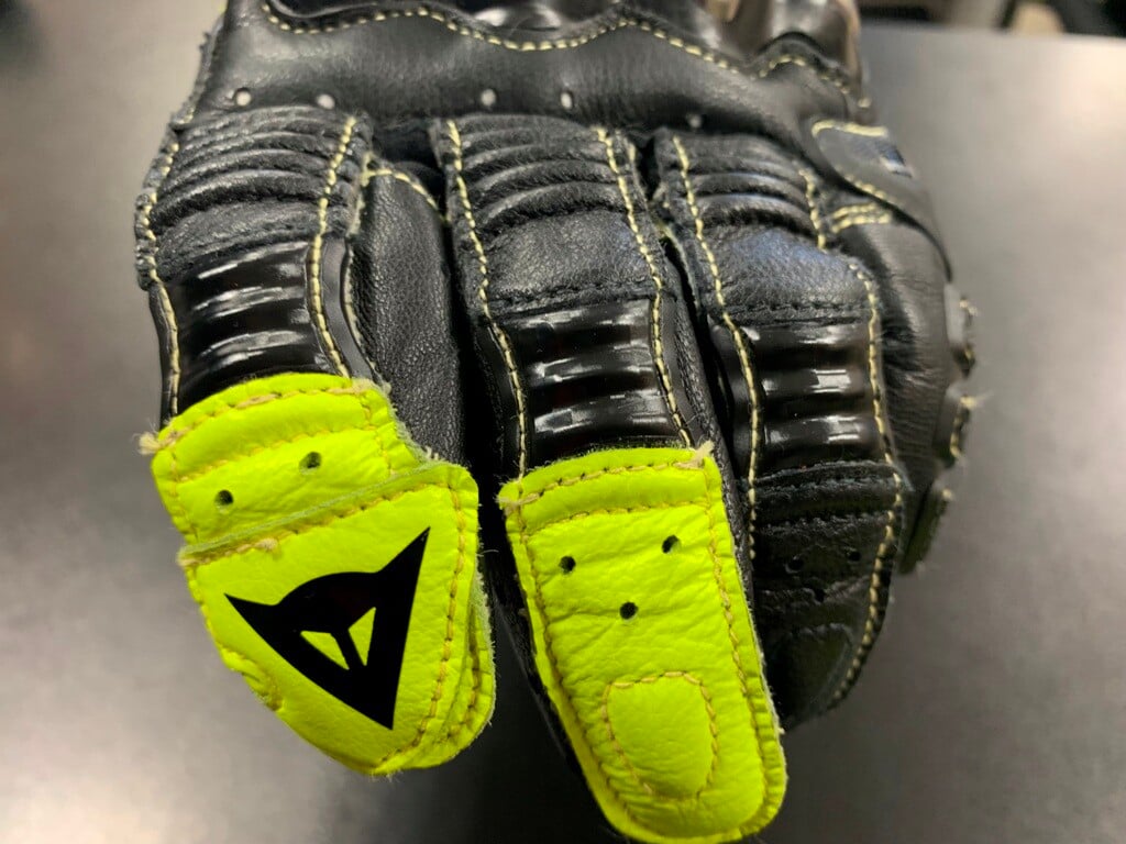 新しいデザインとなったダイネーゼ最高峰のレーシンググローブ【FULL