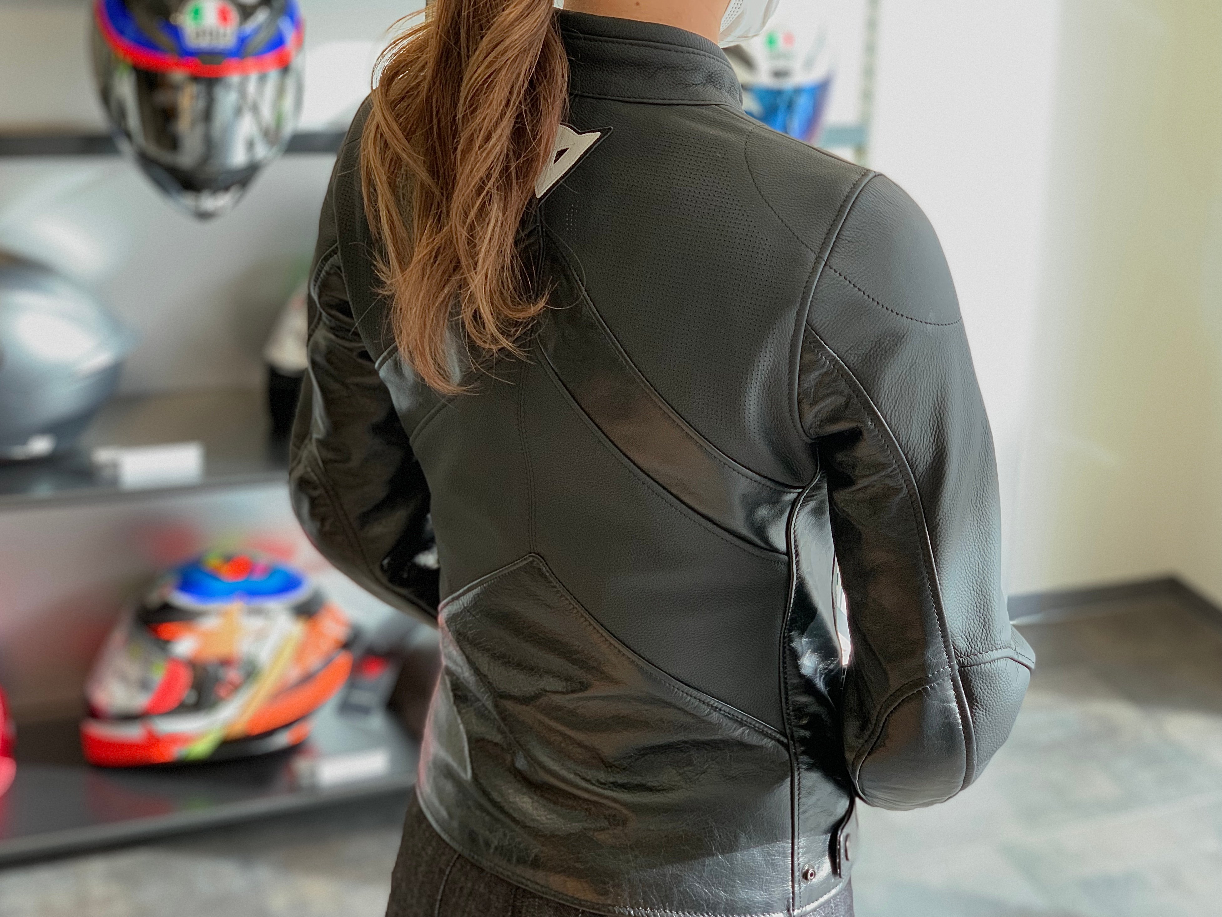 女性ライダーにおすすめのカジュアルレザーコーデとサイズ感のご紹介