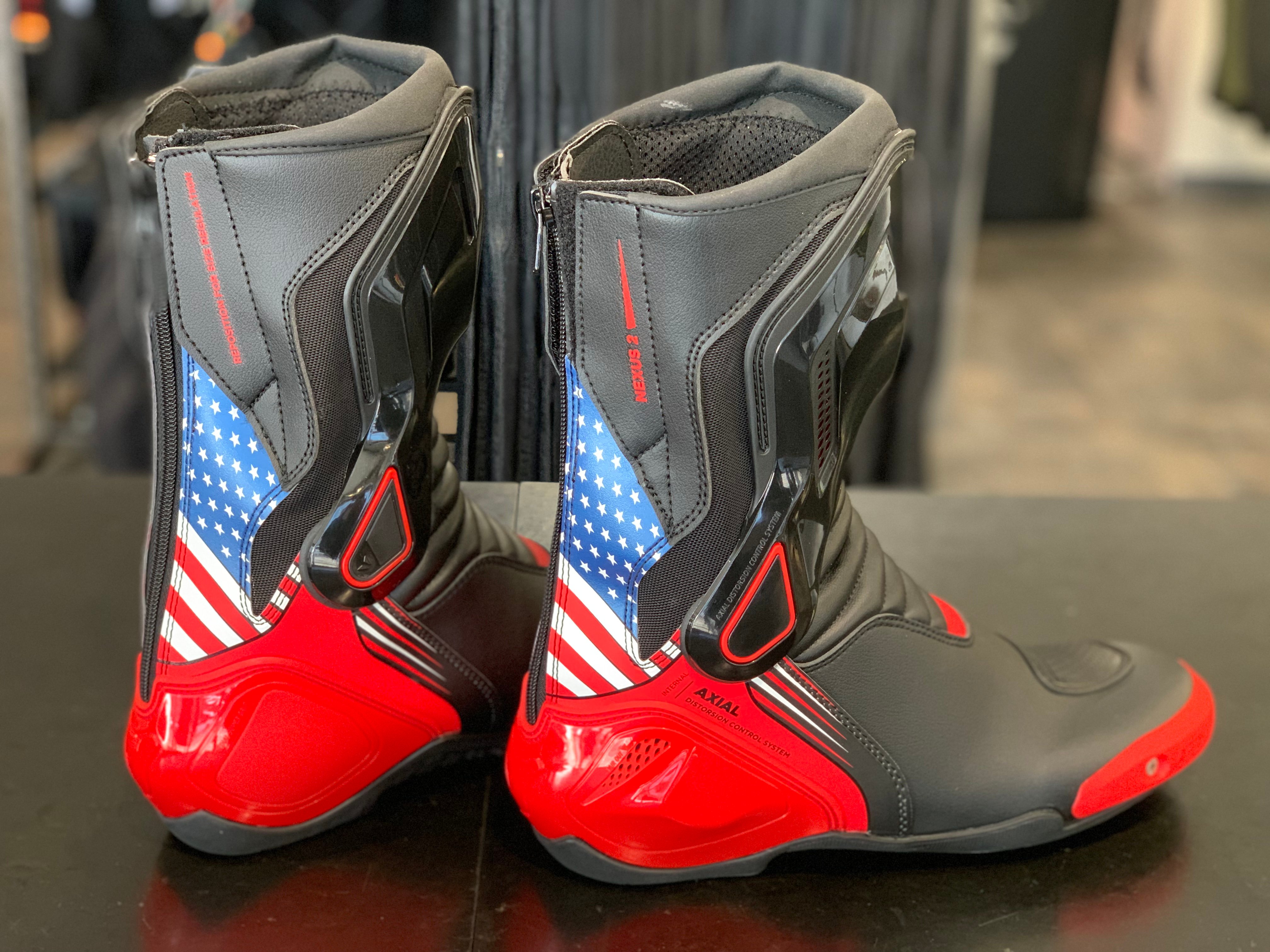 ユニークなデザインが魅力的な最新レーシングブーツのご紹介【NEXUS 2