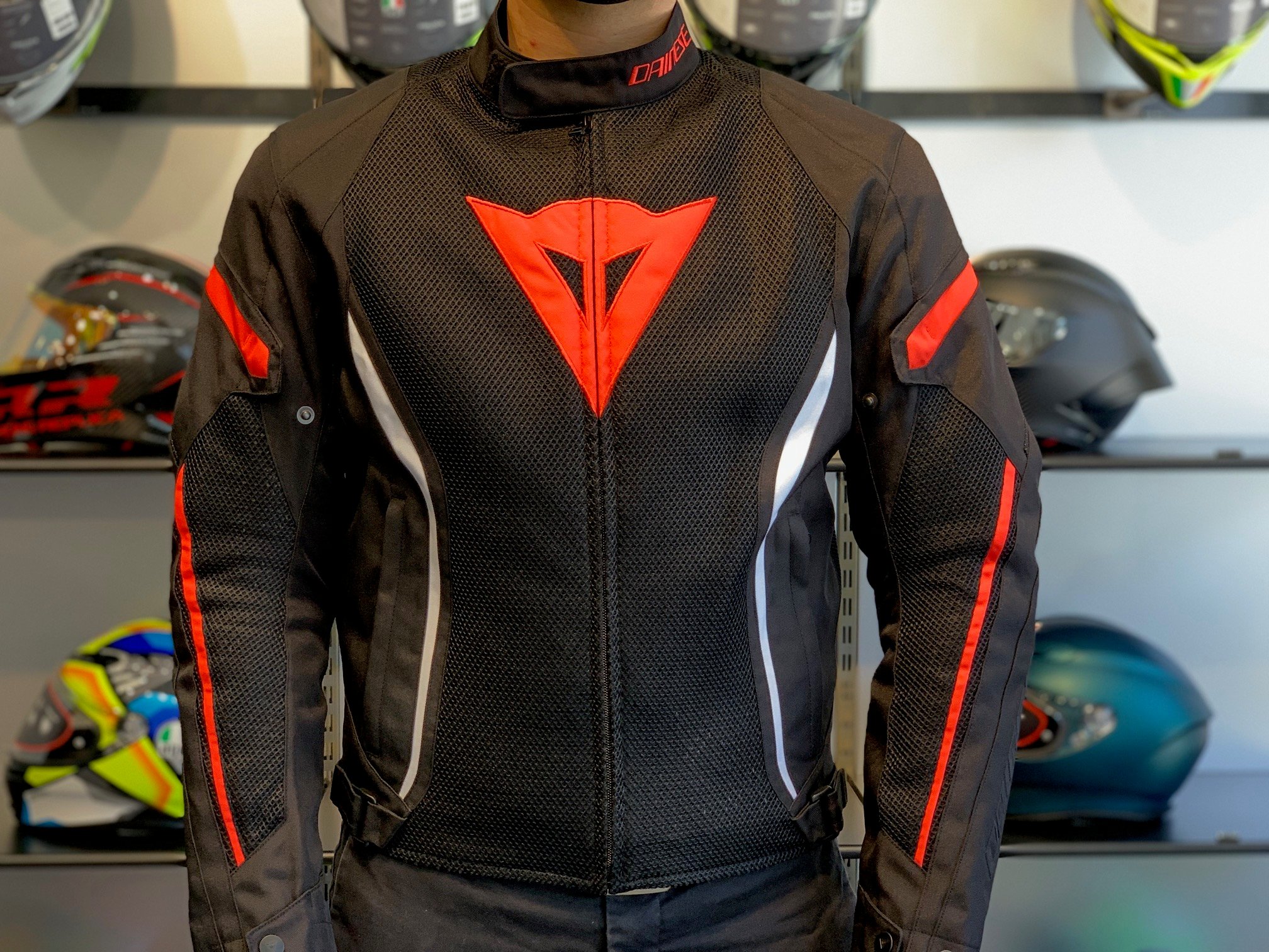 ダイネーゼレッドを基調としたスタッフお勧めのジャケット