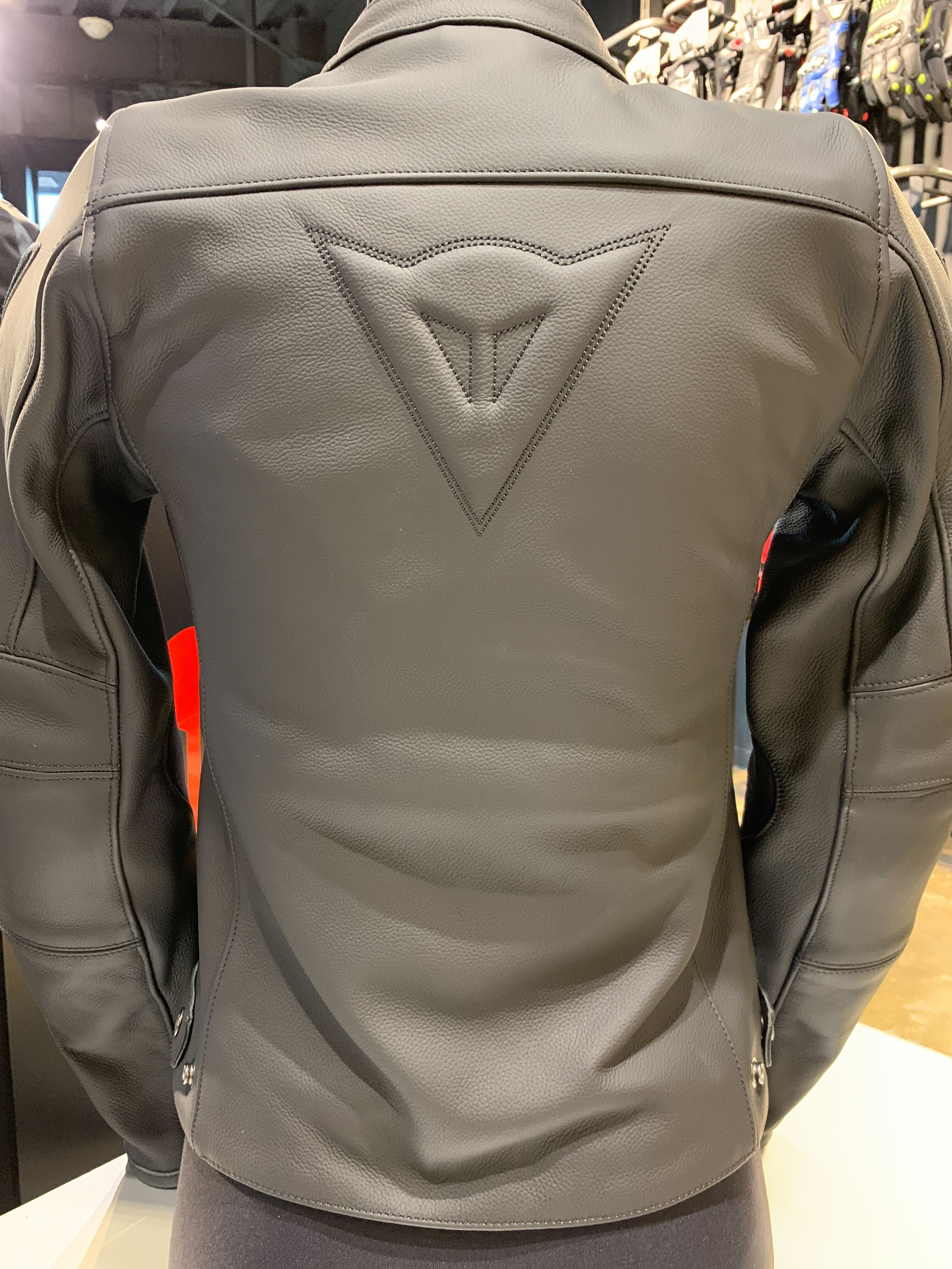 爽秋にむけてジャケットを新調しませんか？～レディースモデル～