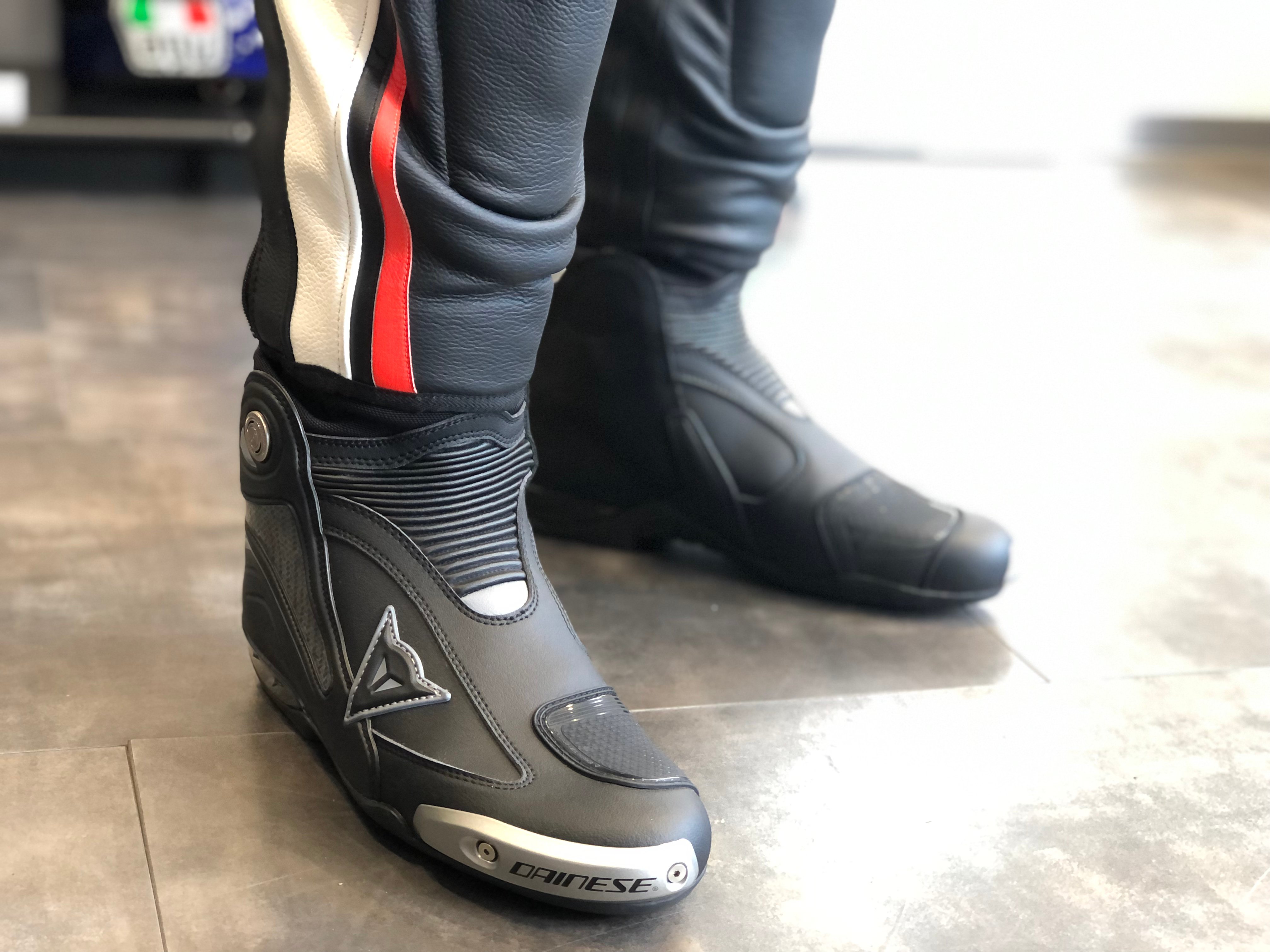 タイトフィットながらも自由な動きを与えるレザーパンツのご紹介