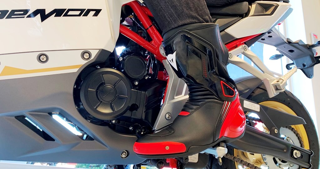 ロングセラーのブーツ【NEXUS】が 国旗のデザインを纏って新登場。