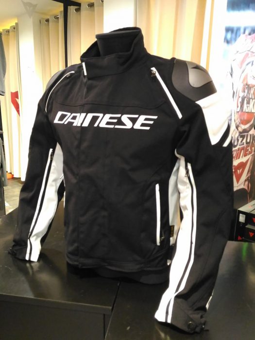 アルミスライダーを装備したスポーティな秋冬ジャケットモデル