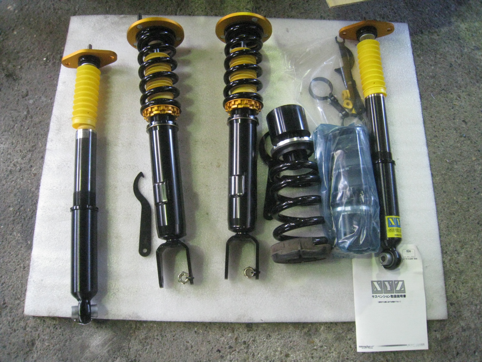 XYZ クライスラー300C 車高調 アライメント調整 西宮 輸入車