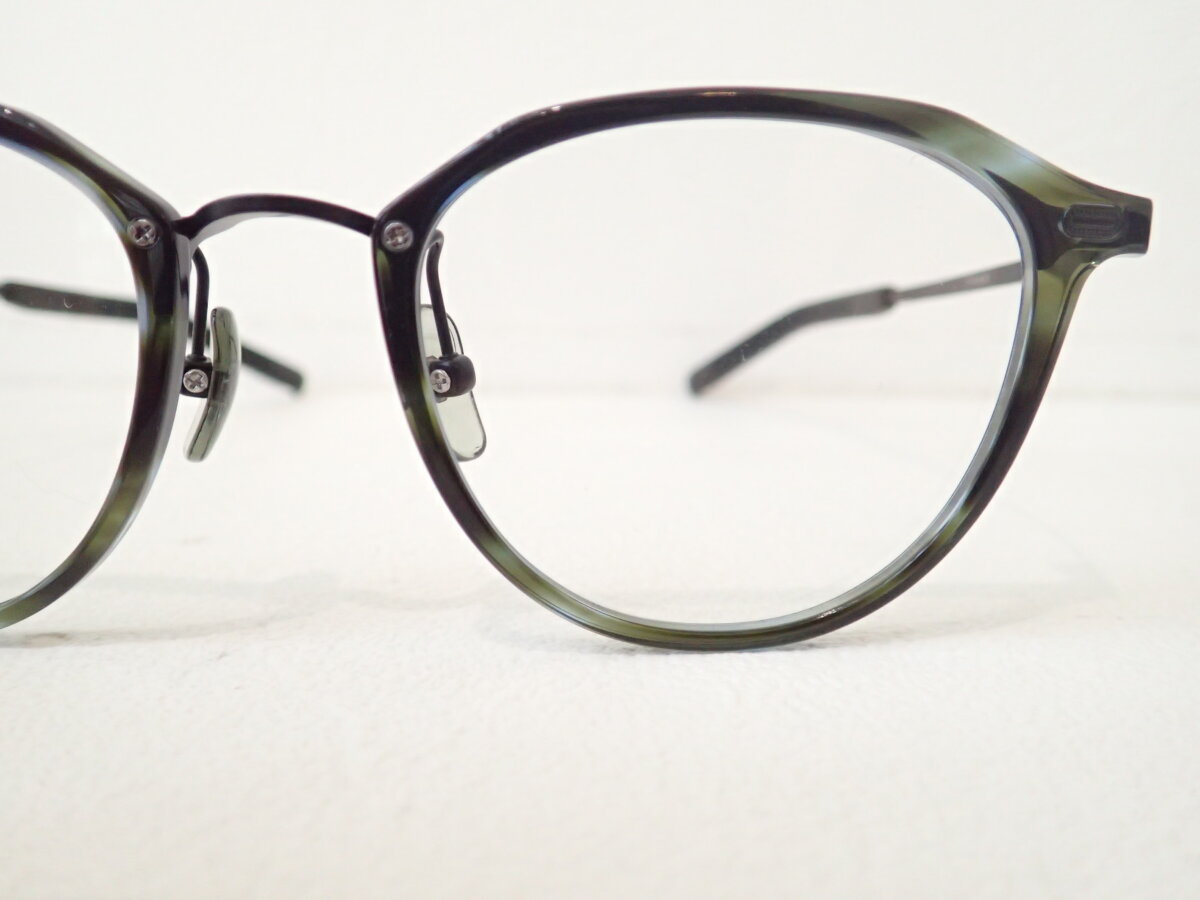 絶妙なサイズ感！ほんの少し大きめのフレームです。｜999.9