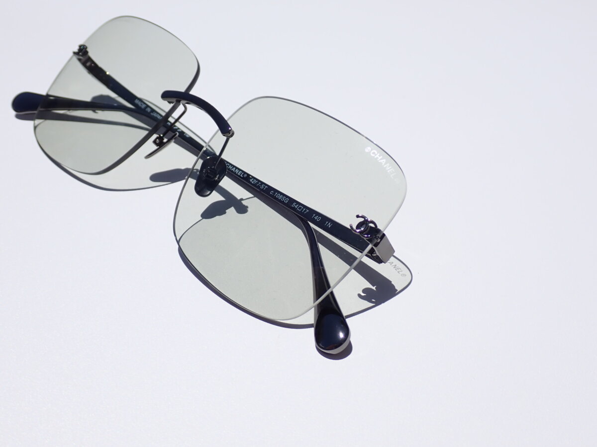 透明感を感じるリムレスサングラス｜シャネル（CHANEL） ｜ oomiya