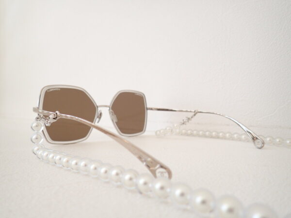 2通りの使い方が出来る上品なサングラス｜シャネル（CHANEL）「CH4262