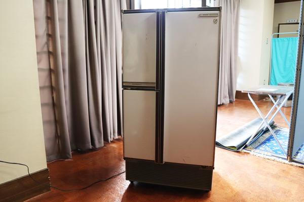 新選組ゆかりの壬生寺で見つかったのは、50年前のシャープの冷蔵庫で