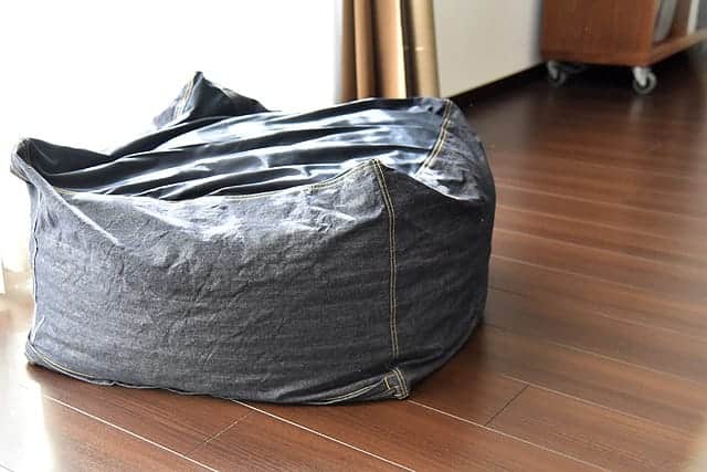 体にフィットするソファがへたってきた。デニムカバーで座り心地が