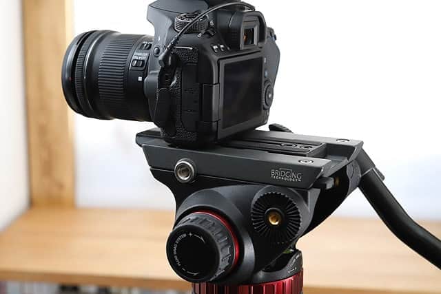 ビデオ撮影時にパンとチルトがスムーズなビデオ雲台『Manfrotto