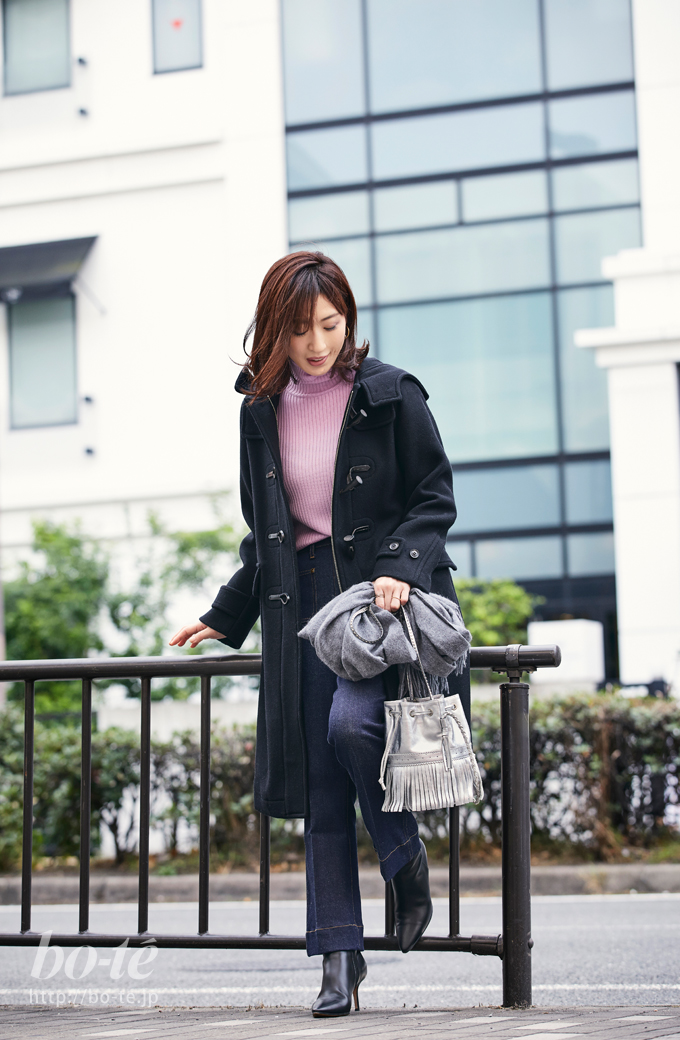 ラベンダーカラーのニットにダッフルコートを羽織って、おうち新年会の