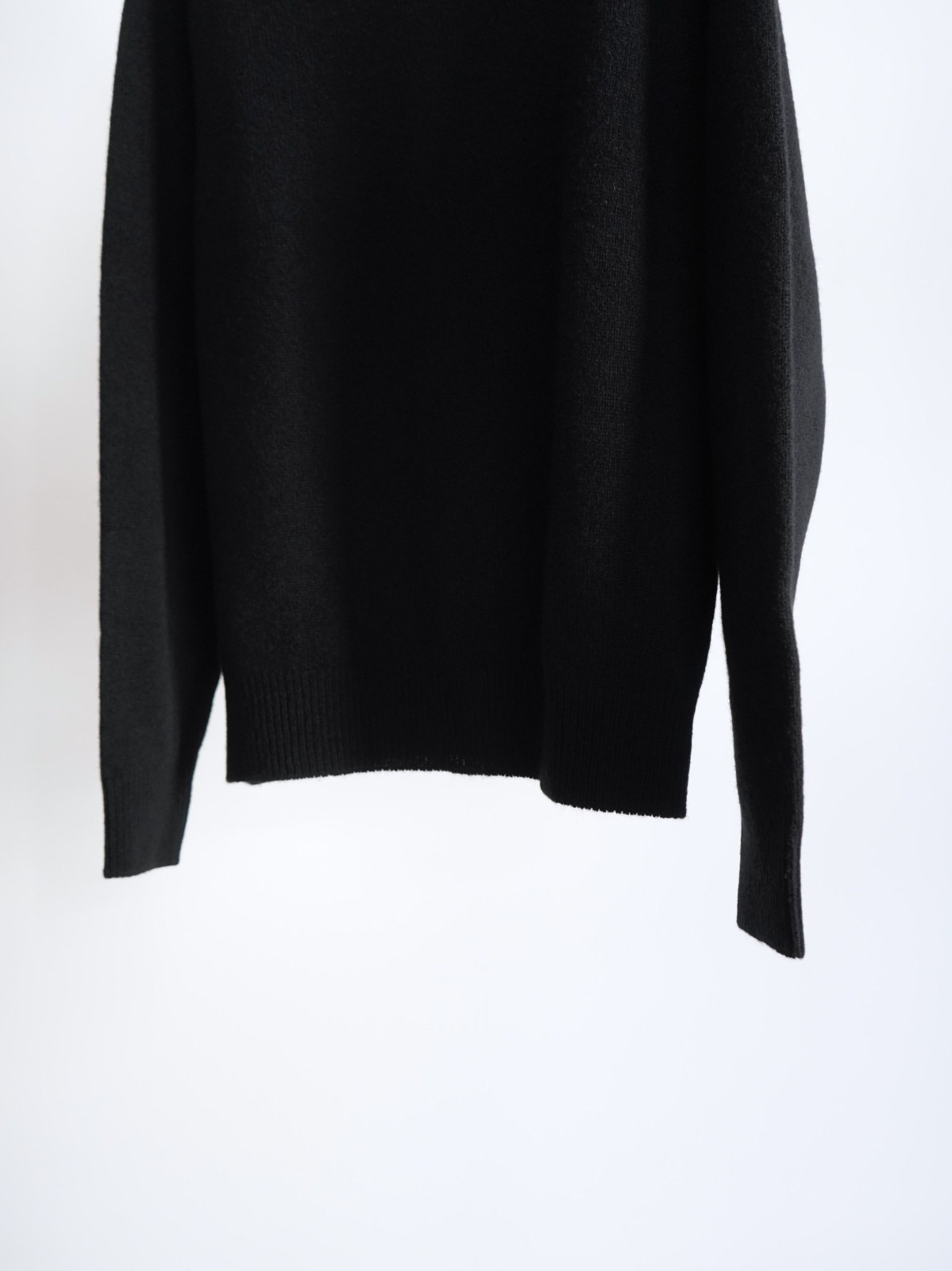 COMOLI」ラムズウールクルーネックニット