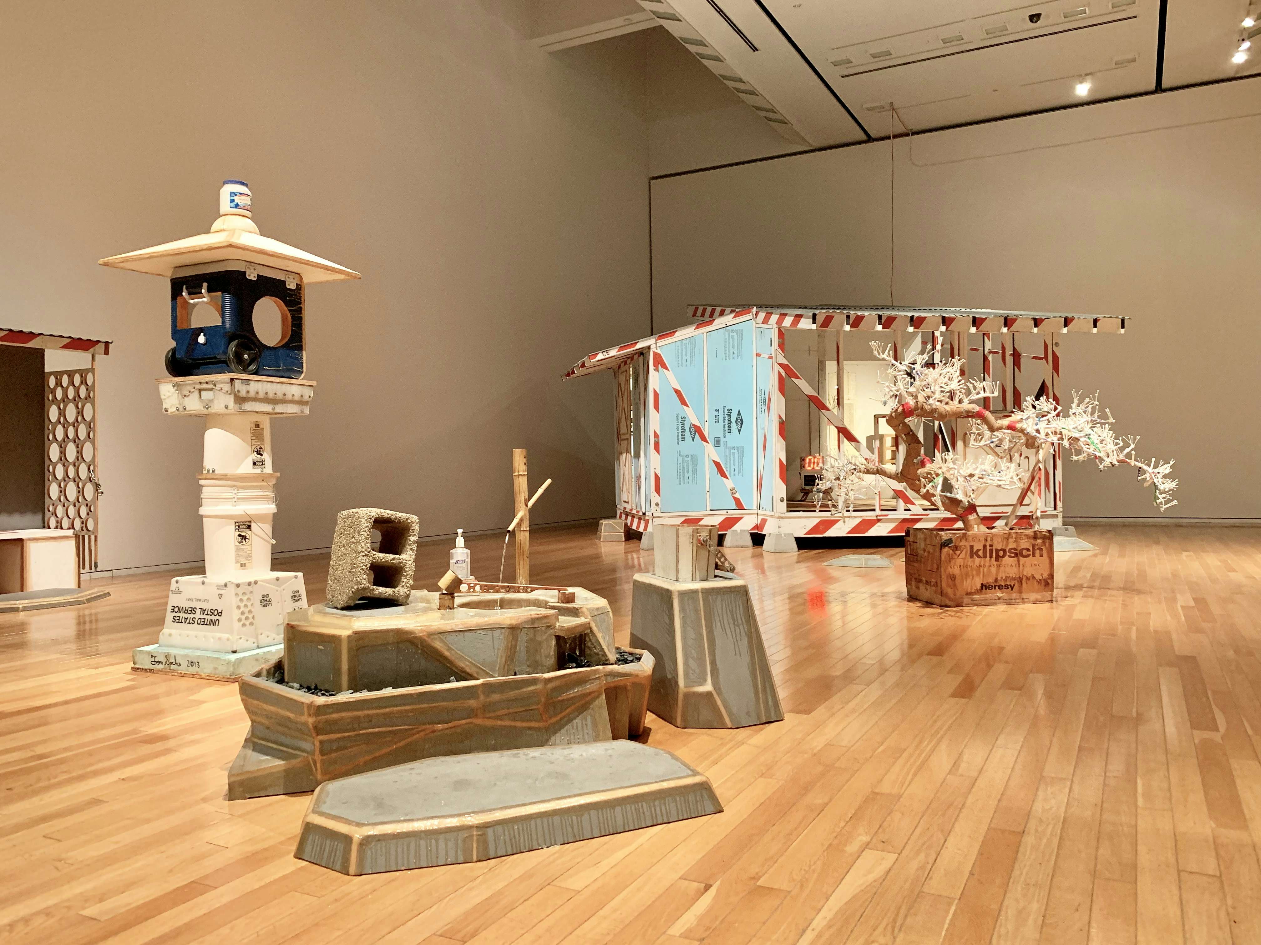 彫刻としての茶道。トム・サックス「ティーセレモニー」を東京オペラ