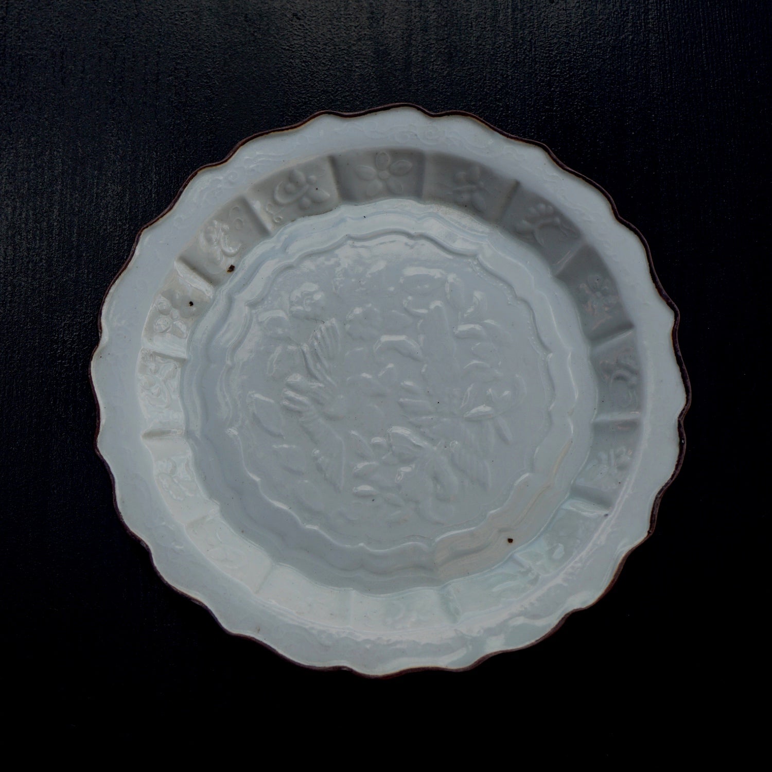 白磁花喰鳥型打 7寸皿 縁錆 – 文祥窯 BUNSHO-GAMA