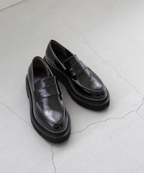 menue（メヌエ）の「スタッズ トラックソール 厚底ローファー