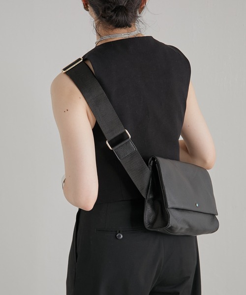 ear PAPILLONNER（イアパピヨネ）の「《牛革》ワイドテープショルダー