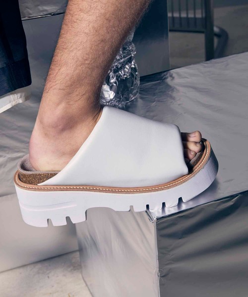 MAISON SPECIAL（メゾンスペシャル）の「Grommet Mule Sandals