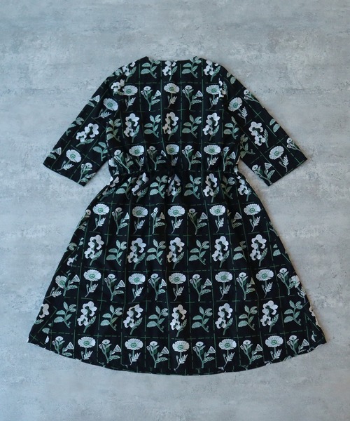 bulle de savon（ビュルデサボン）の「花切手の刺しゅう フレアー