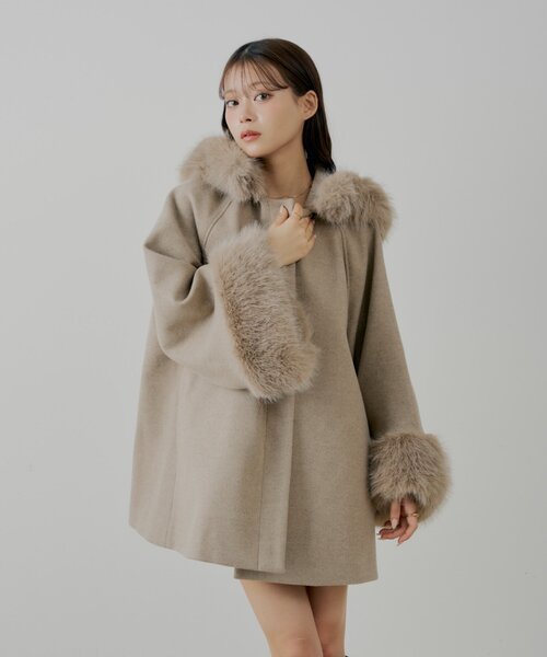 Chico（チコ）の「【4色展開】ファー襟ケープコート（ポンチョ）」 - WEAR