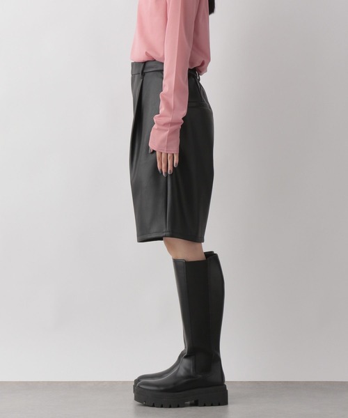 LOWRYS FARM（ローリーズファーム）の「フェイクレザーショートパンツ