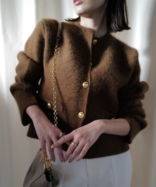 anuans（アニュアンス）の「ラクーンブレンドノーカラーニット