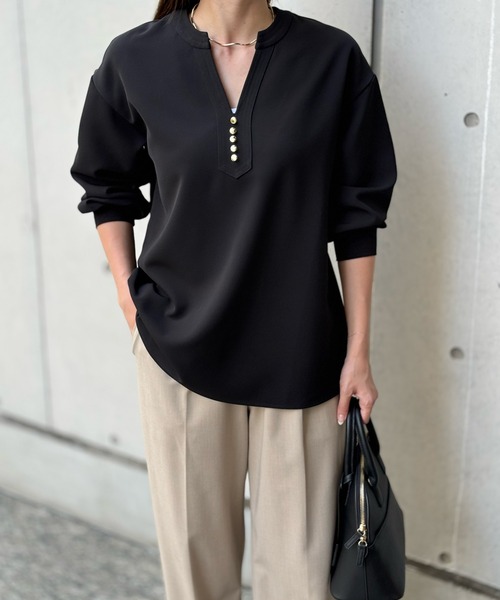 Emma Taylor（エマテイラー）の「イージーケアキーネックゴールド釦